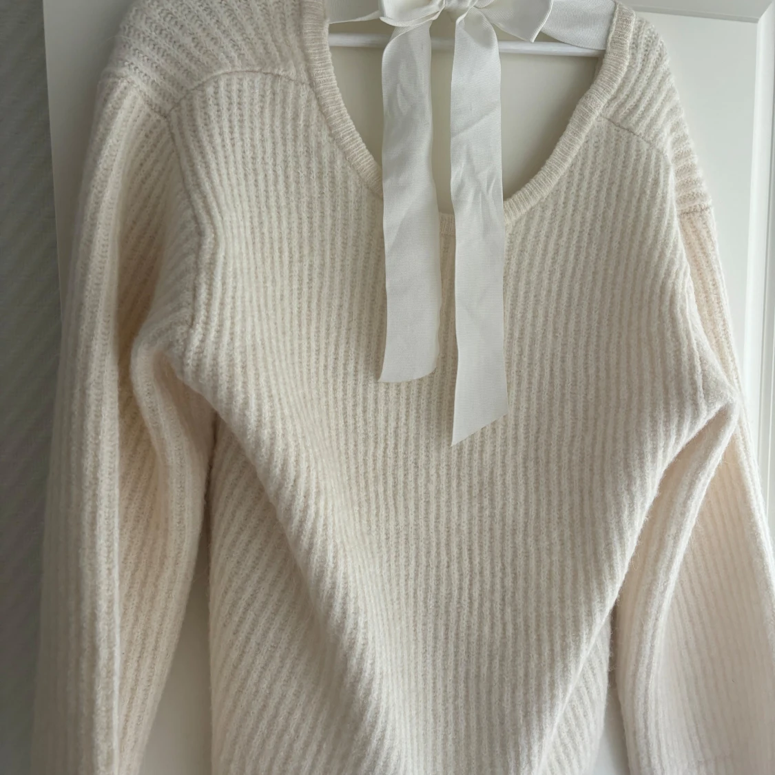 Beige stickad tröja med rosett - 1