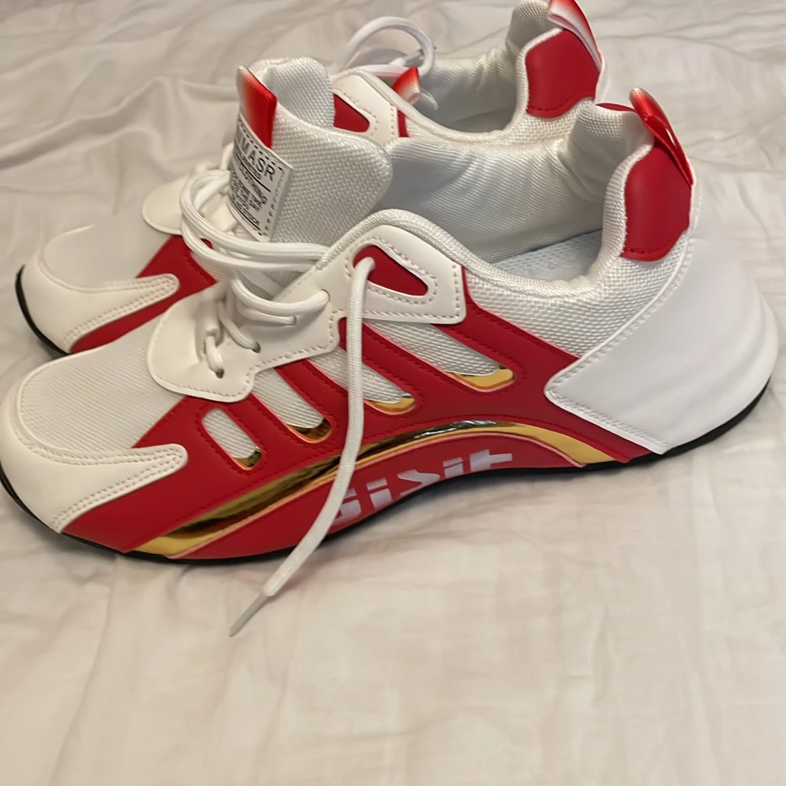 Vita och röda sneakers med gulddetaljer - 1