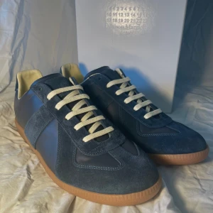 Maison Margiela skor marinblå - Säljer ett par Maison Margirla gats med marinblå färg. Storlek 40 men passar även 41. Extremt bra kvalité och är i nytt skick. Priset är inte hugget i sten!