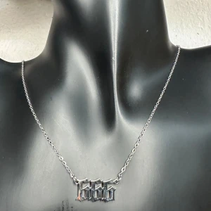 Nytt 666-halsband i rostfritt stål – gotisk och alternativ edge - Halsband med “666”-berlock i gotisk font – perfekt för dig som gillar alternativ stil, goth eller metal. Tillverkat i rostfritt stål och passar både till vardags och statement-looks. 📏 Längd: ca 47 cm 📏 Berlock: ca 2 x 1 cm 🆕 Skick: Ny och oanvänd Prutning accepteras inte, men jag erbjuder gärna bundlerabatt!  ⸻  