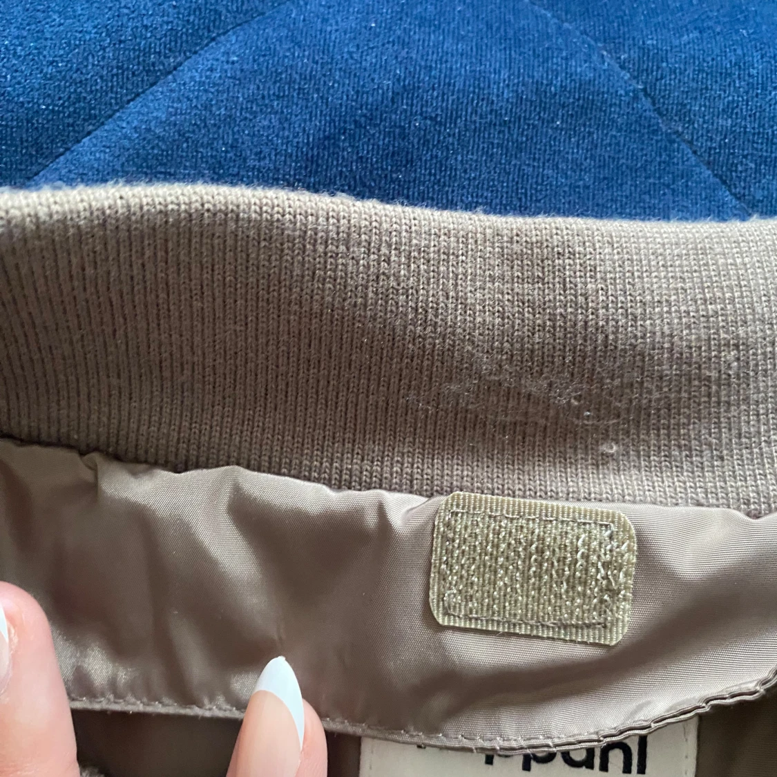 Beige bomberjacka med avtagbar huva - 3