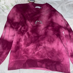 Rosa sweatshirt i fint skick  - Säljer en rosa sweatshirt med coolt tryck från Topman i storlek XS men passar S också. Den är i väldigt fint skick sparsamt använd. 