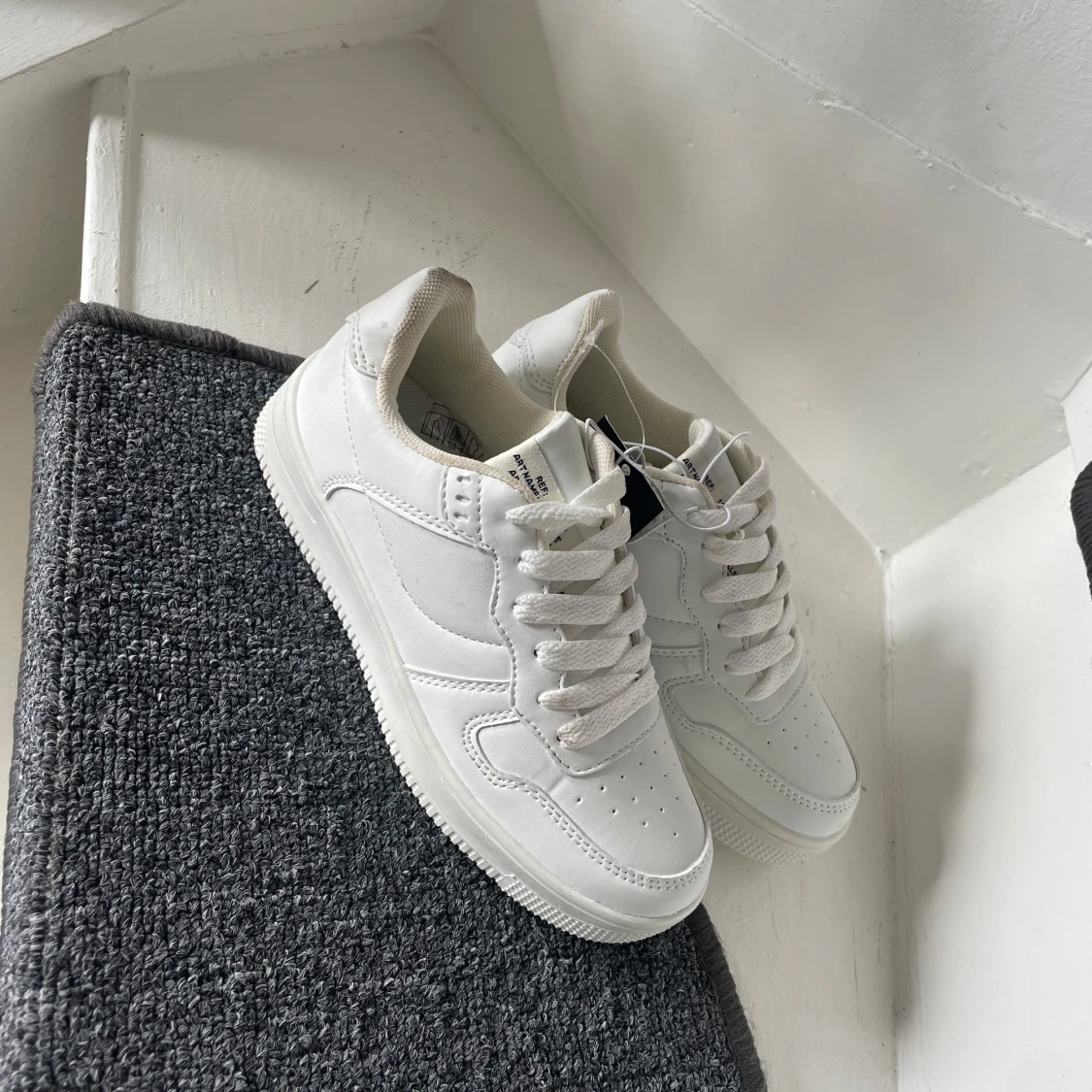 Vita sneakers med snörning - 1