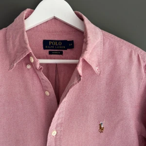 Ralph Lauren skjorta - Mycket fint skick, inga defekter. Nypris ca 2500kr. Storlek S custom fit, sitter typ som slim, passar dig som är 173-183cm. Skriv för mer information🤝