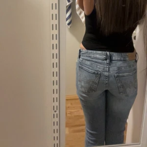 Vit croppad tubtopp - Säljer en enkel och stilren vit croppad tubtopp. Toppen är ärmlös och sitter tight mot kroppen, perfekt för varma dagar eller som ett lager under andra plagg.