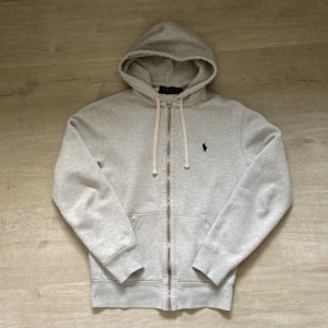 Ralph Lauren Zip Hoodie - Säljer en grå Ralph Lauren zip hoodie i storlek S, tröjan är i bra skick. Nypris ligger på ~2300kr.