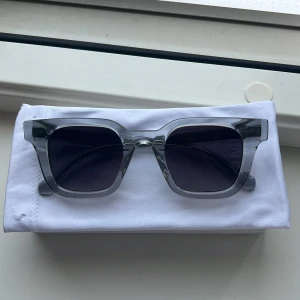 Grå transparenta solglasögon från Chimi - Köpte dessa Chimi 04 när det va trendigt för 1599kr vill nu bli av med dom, dom är i nytt skick använda ca 4 gånger, det som saknas är kartongen och glasputtsen.