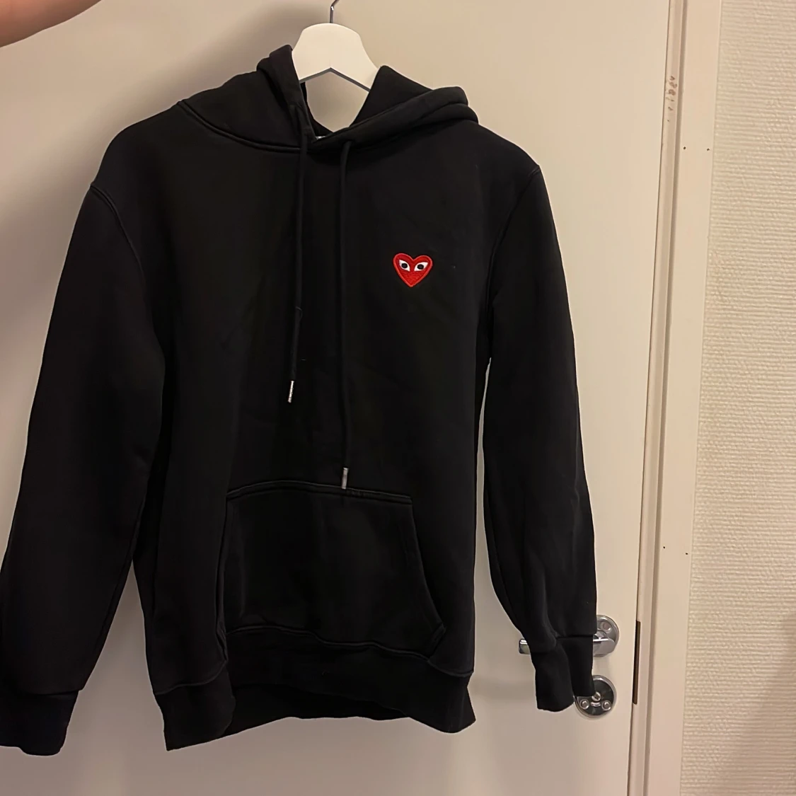 Svart hoodie från Comme des Garçons Play