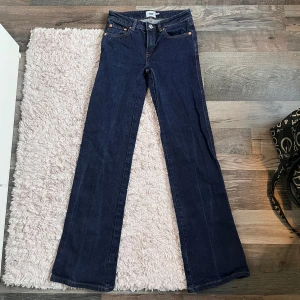 Mörkblå bootcut jeans från lager 157 - Säljer mina mörkblå bootcut jeans från lager 157 då dom är för små för mig. Har använt dom ca 1-3 gånger. Storlek Xxs. Skriv om ni har några frågor