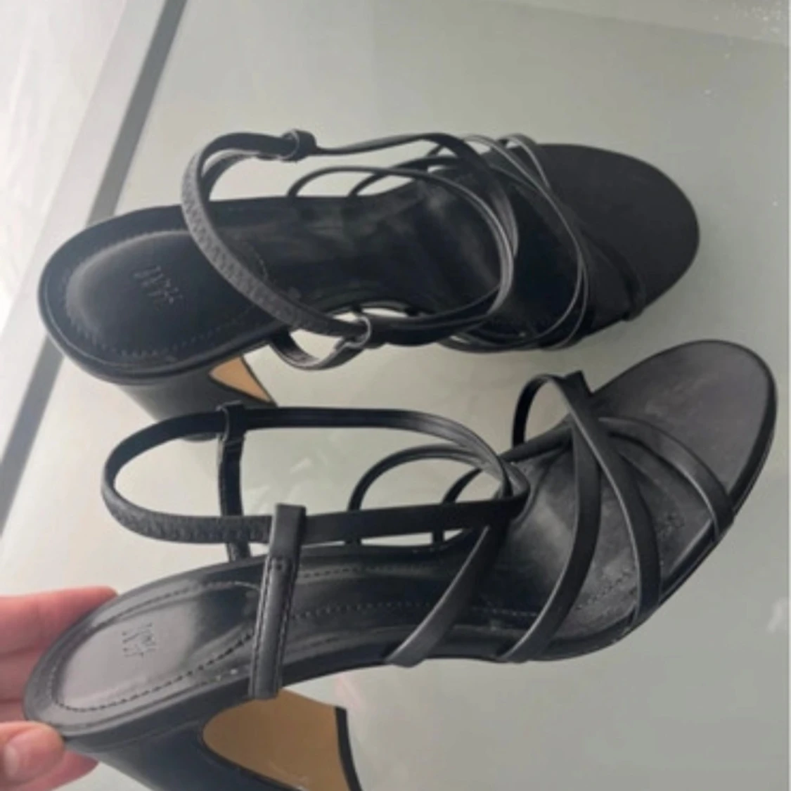 Svarta sandaler med klack och remmar