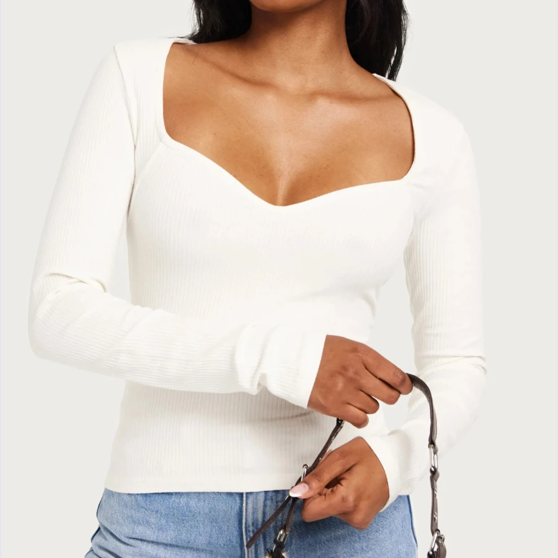Vit ribbad långärmad topp med sweetheart-urringning