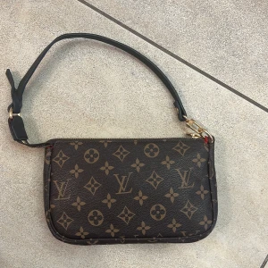 väska med axelband  - Snygg handväska .