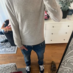 Merinoull/kashmere tröja,  - Säljer nu min sjukt snygga tröja, extremt bra kvalité och grymt skick, skulle behöva strykas 😅 Skicket 8/10 använd men inga defekter 