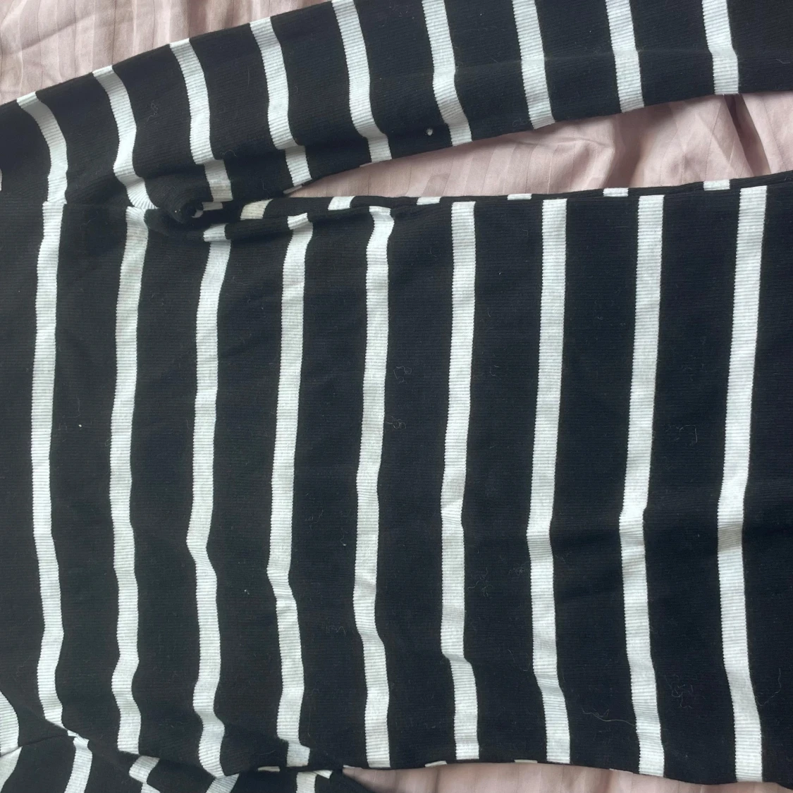 Svartvit randig långärmad tröja - 1