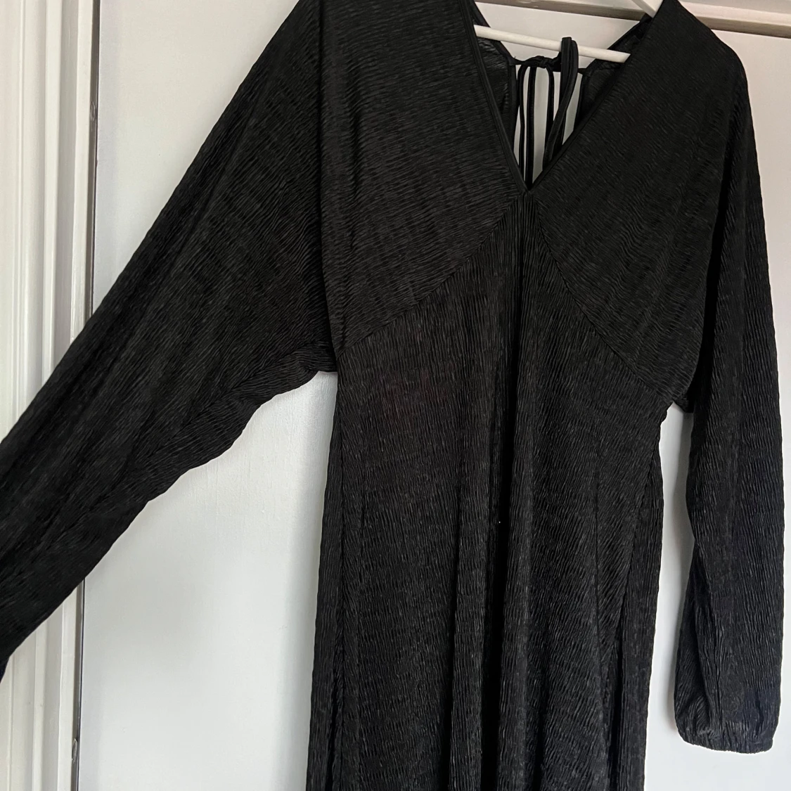 Svart klänning med v-ringning - 1