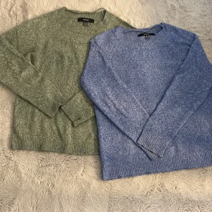 Två stickade tröjor från vero moda - Säljer två stickade tröjor från vero moda i storlek M. En är i en super fin grön färg och den andra är i blå. Nypris för båda är 600kr. Dem köptes förra året och är väl använda men inget som nyns.