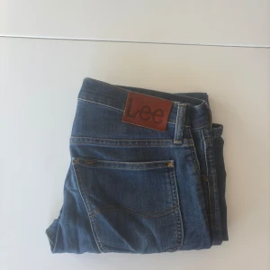 Lee jeans regular fit - Säljer ett par lee jeans som knappt är använda. Säljs pga för småa. Storlek 32/30 
