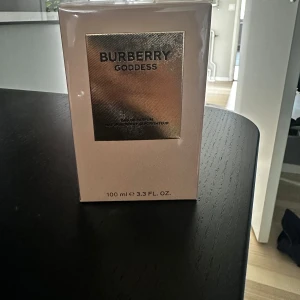 Burberry Goddess EdP 100ml - Burberry Goddess Eau de Parfum 100 ml. Perfekt för dig som gillar exklusiva dofter och vill ha något från ett ikoniskt märke. Helt oöppnad köpt på notino 