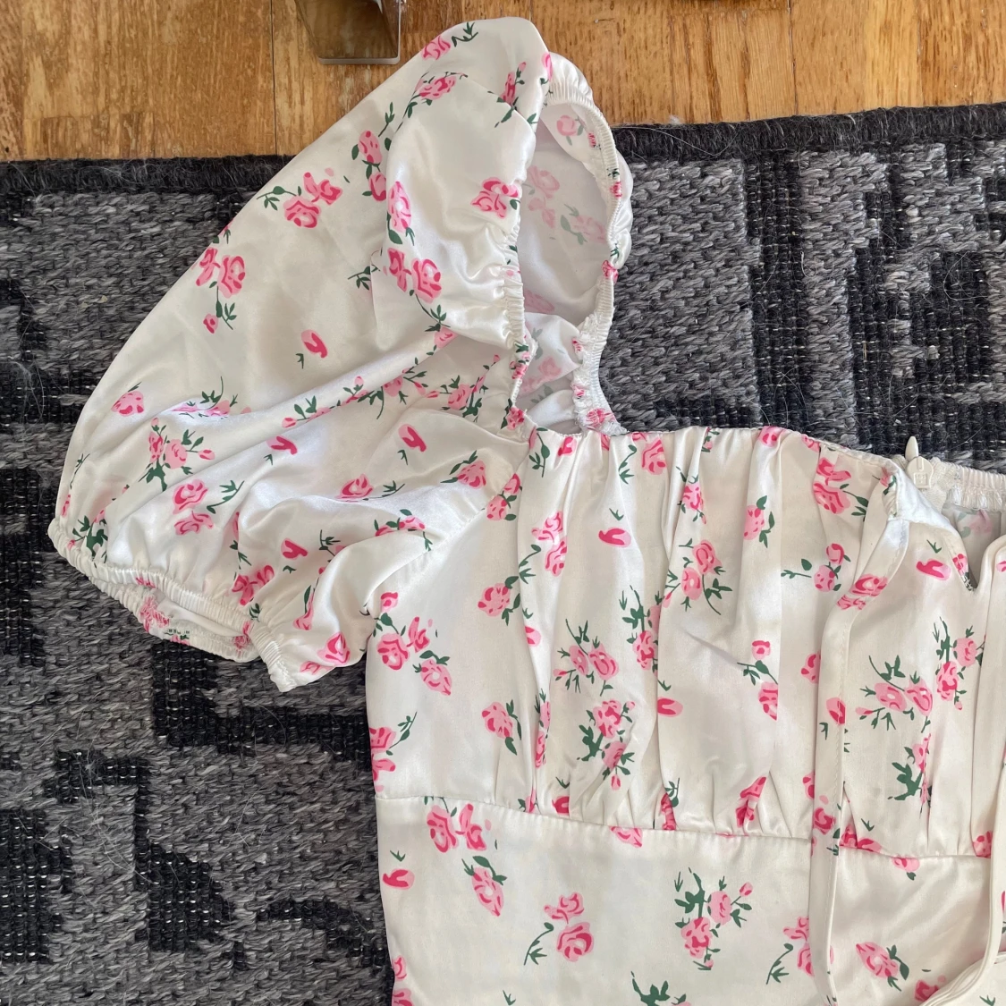 Vit blommig långklänning med puffärm - 3