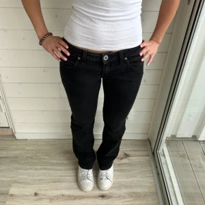 Svarta lågmidjade jeans  - Svarta lågmidjade jeans från jeansarkivet. Storlek: XS, midjemått: 34x2 cm, innerbenslängd: 76 cm. Kanten är nersprättad💕pris går att diskutera 