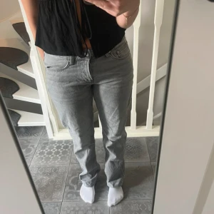 Grå lågmidjade jeans  - Säljer ett par grå jeans från lager 157, använd ett fåtal gånger.