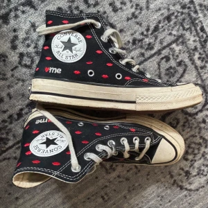 Converse Chuck 70 x Supreme “Kiss” limited edition / röda munnar - Svarta Converse Chuck 70 i samarbete med Supreme, med det klassiska “Kiss”‑mönstret (små röda munnar). Begränsad upplaga, svåra att få tag på idag.