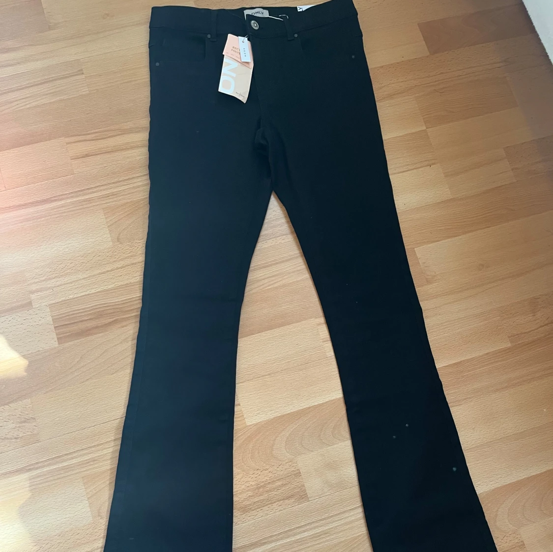 Svarta flared jeans från ONLY