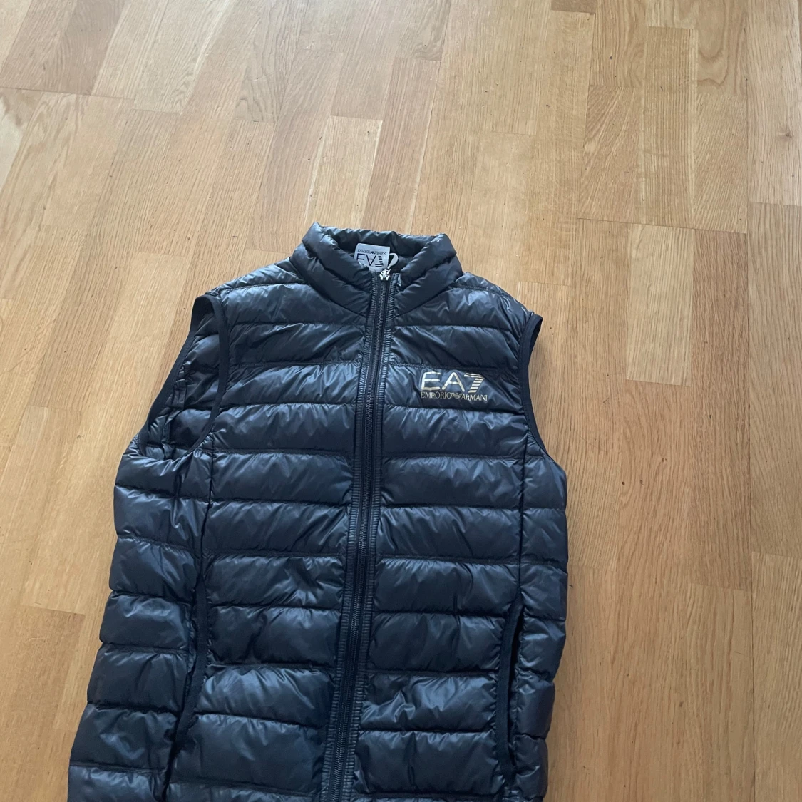 Svart dunväst från Emporio Armani EA7