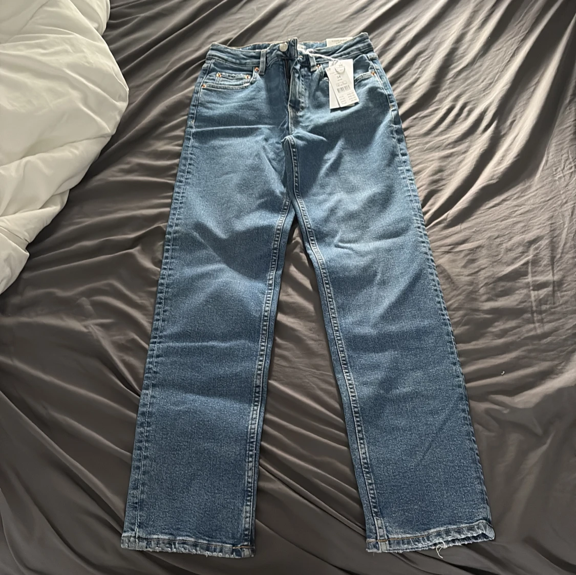 Blå straight stretch jeans från Gina Tricot