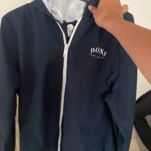 Boss  - Har använt den ett tag nu men annars är det inget fel med den. Den är i bra skick och fungerar bra.