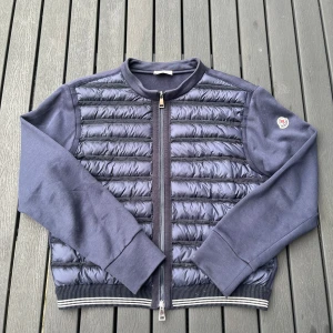 Moncler cardigan mörkblå - Moncler cardigan mörkblå storlek M men sitter mer som en S, den är i bra skick men finns små små fläckar som säkert går bort i tvätten, annars mycket bra skick, självklart äkta 