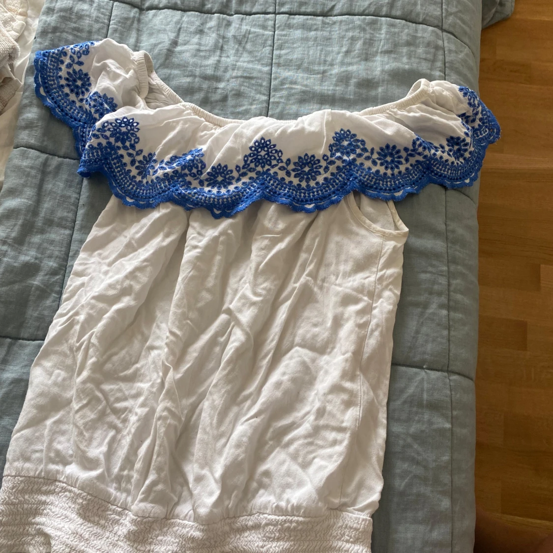 Vit offshoulder topp med blå brodyr💙 - 2