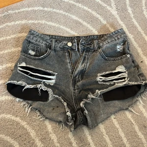 Grå jeansshorts - Riktigt snygga grå jeansshorts med slitna detaljer, shortsen har olja fläckar som tyvärr inte går bort, men tack vare de är gråt så syns de inte så mycket🩷