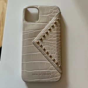 iPhone 11 skal - Säljer detta fina och härliga skal, passar iPhone 11🫶🏼 smidigt att man kan ha kort i ”luckan”. Kontakta gärna!