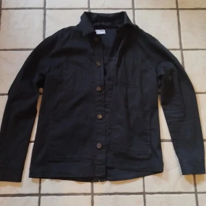 Svart overshirt - Svart overshirt från Studio Total. Använde max 3 gånger! Storlek S.