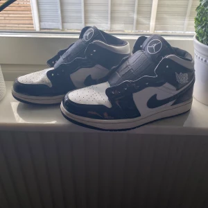 Jordan 1 mid carbon fiber  - Nypris 3-4000 mitt pris 400. Säljer ett par Nike Air Jordan 1 sneakers i svart och vitt. Klassisk high-top modell med svart swoosh, perforerad tå och ikoniska Jordan Wings-loggan på sidan. Ovandel i skinn och syntet, svartvit yttersula och cool retrostil. Perfekta för dig som gillar streetwear. Va inte rädd för att ställa frågor eller funderingar 🙌🙌🤝💠💠
