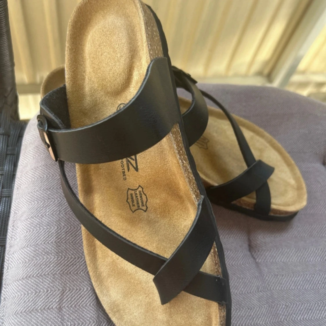 Svarta sandaler i skinn med korsade remmar - 1