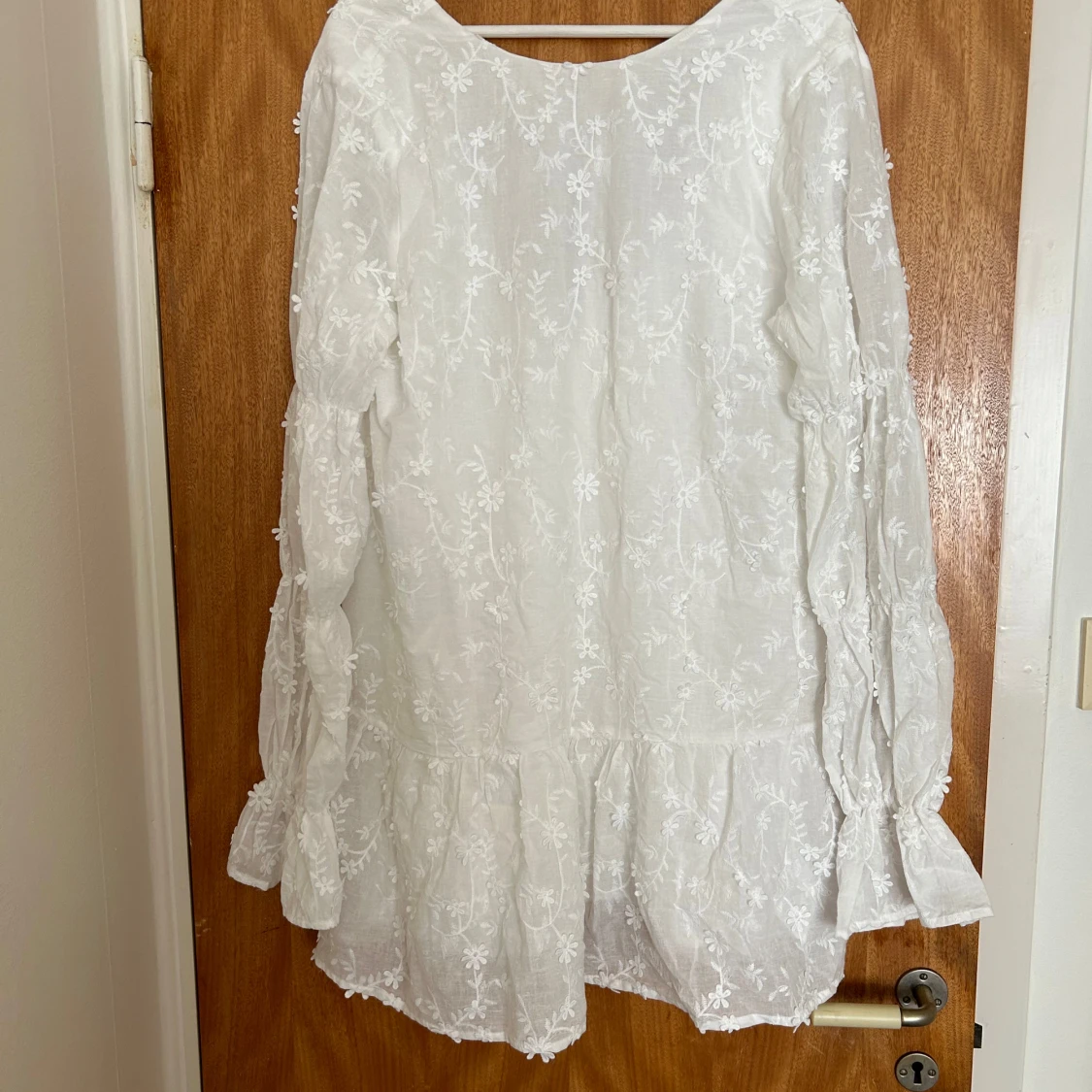 Vit broderad kortklänning NA-KD - 2