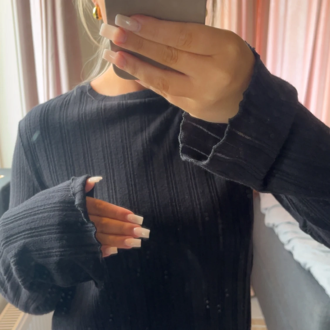 Svart ribbad långärmad tröja - 2