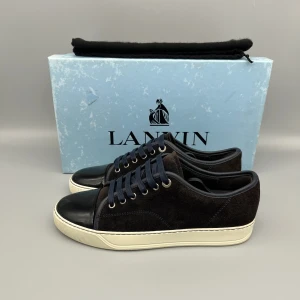 Lanvin Patent Cap Toe Navy | 39 - • Skorna är sparsamt använda och i mycket bra skick  • Storlek: 39 | UK5 (passar storlek 40)  • Färg: Navy / Mörkblå  • Nypris i butik: 5000SEK  • Låda & dustbag medföljer