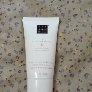 The Ritual of Sakura Body Cream - Lyxig kroppskräm från Rituals, The Ritual of Sakura, med doft av ris och körsbärsblom. Perfekt för att fukta och vårda huden med en rik och närande formula. Innehåller 70 ml. Kan inte komma ihåg att jag har använt den men det är inget lite aluminium grej när man öppnar den så jag kan ha använt den någon gång. 