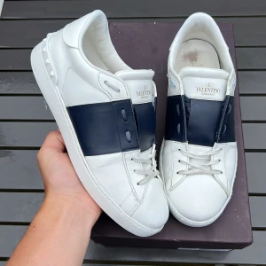 Valentino open - Sjukt feta valentino opens! Självklart äkta! Size 41 fits 42. Skick 8,5/10! Bra skick men lite slitna undertill (heeldrag). Vad ingår? Valentino box! Hör av dig vid minsta fundering 🤩