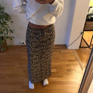 Leopard kjol - Säljer en långkjol med spetskant och rosett. Från pull & bear. Helt oanvänd