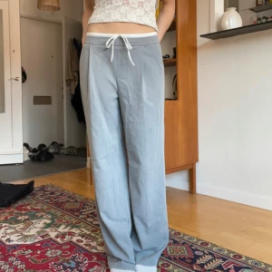 Lågmidjade vida kostymbyxor från zara  - Lågmidjade vida kostymbyxor från zara, helt nya. Inbyggda bokershorts med snöre 