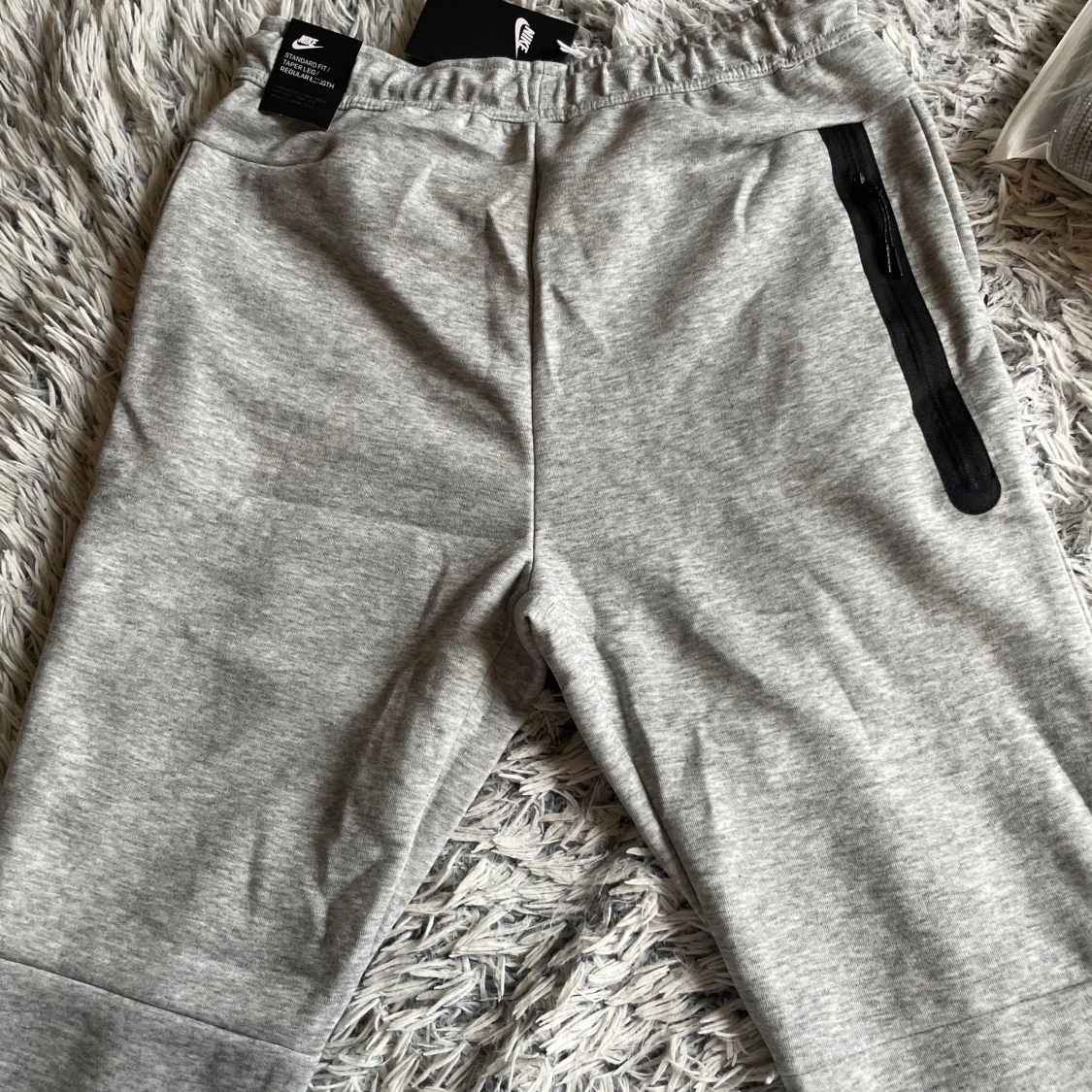 Grå mjukisbyxor från Nike - 1