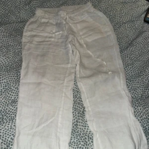 Vita linnebyxor från Chelsea  - Luftiga vita linnebyxor från Chelsea i storlek XS. Byxorna har resår i midjan och dragsko för skön passform. Perfekta för varma dagar och till en avslappnad stil. Tillverkade i Italien av 100% linne.