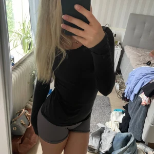 Svart långärmad topp i stretchigt tyg - En svart, figurnära långärmad topp med rund halsringning. Tunt och stretchigt material som sitter snyggt mot kroppen. Perfekt att styla med jeans eller kjol för en clean look. Den kommer från Stadium och är i storlek 34/XS. Jag har 3 likadana, derför kan man antingen köpa 1 för 50 eller 3 för 100kr. 