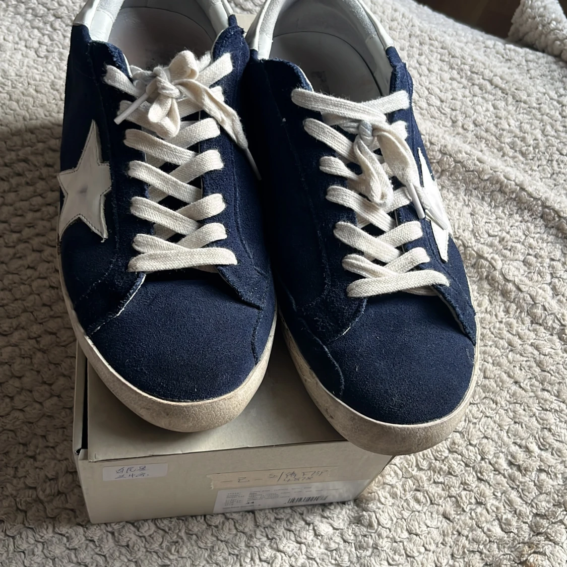 Mörkblå sneakers med vit stjärna - 3