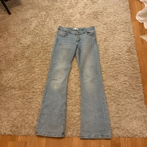 Ljusblå bootcut jeans - Snygga ljusblå bootcut jeans från ginatricot young, storlek 158