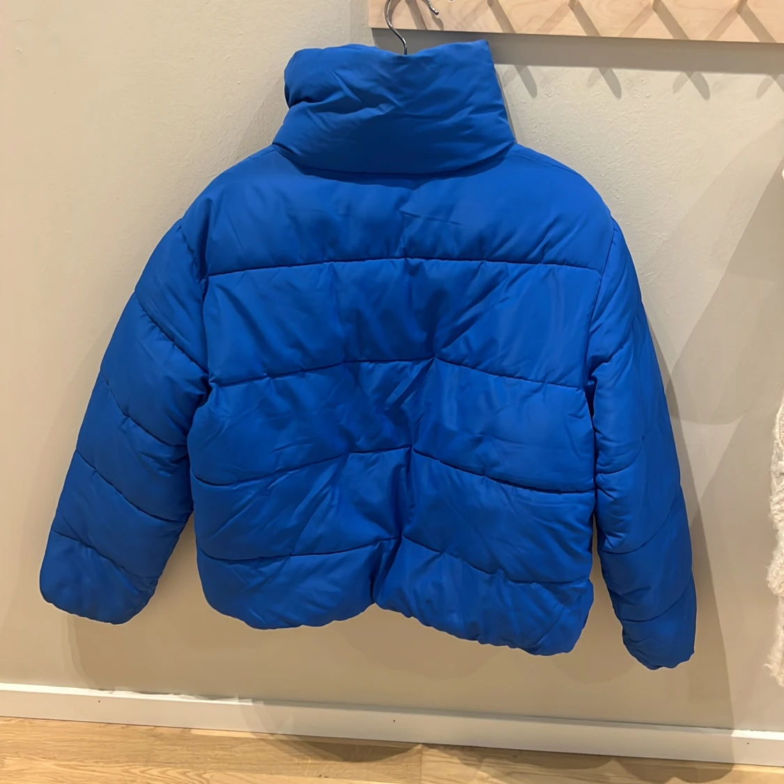 Blå pufferjacka med hög krage - 1